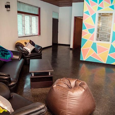 Tuk Tuk Hostels Коломбо Екстериор снимка