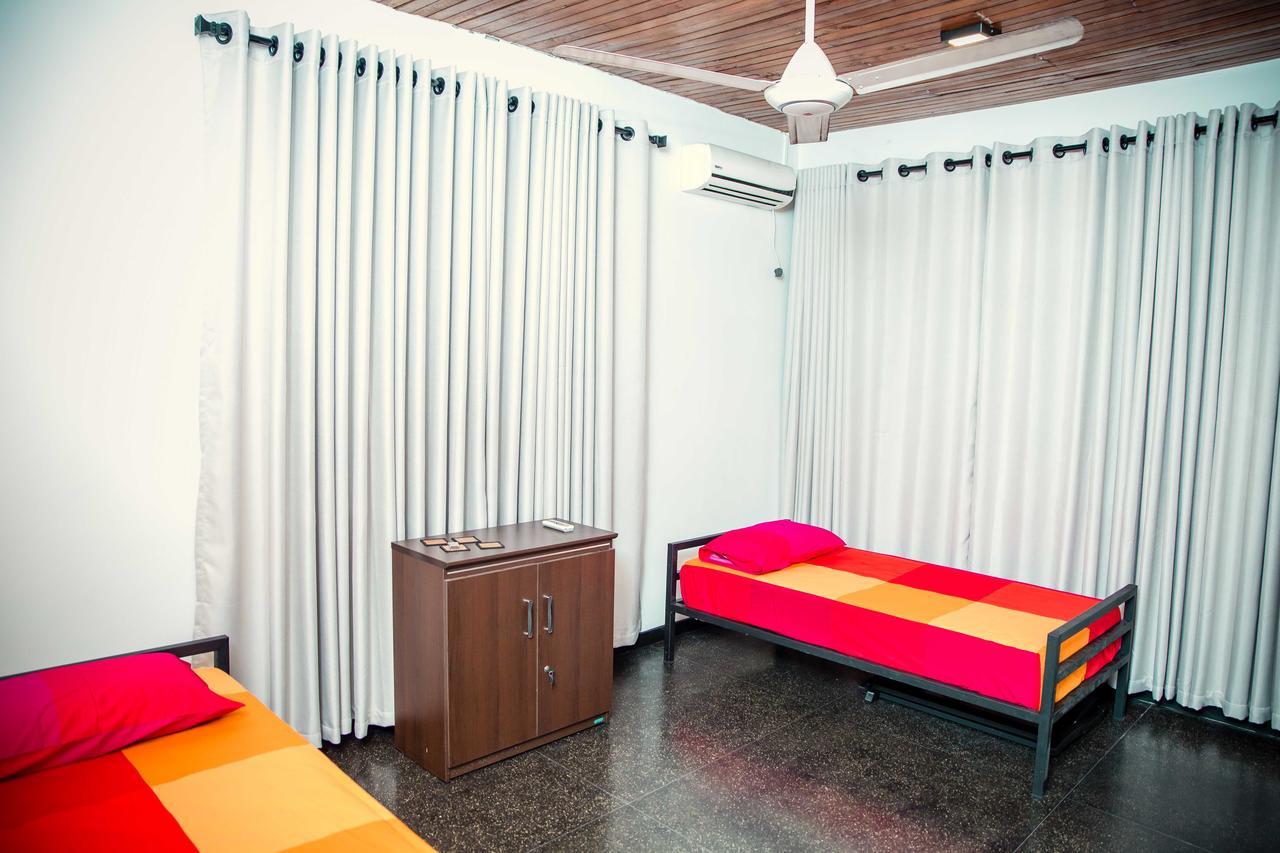 Tuk Tuk Hostels Коломбо Екстериор снимка