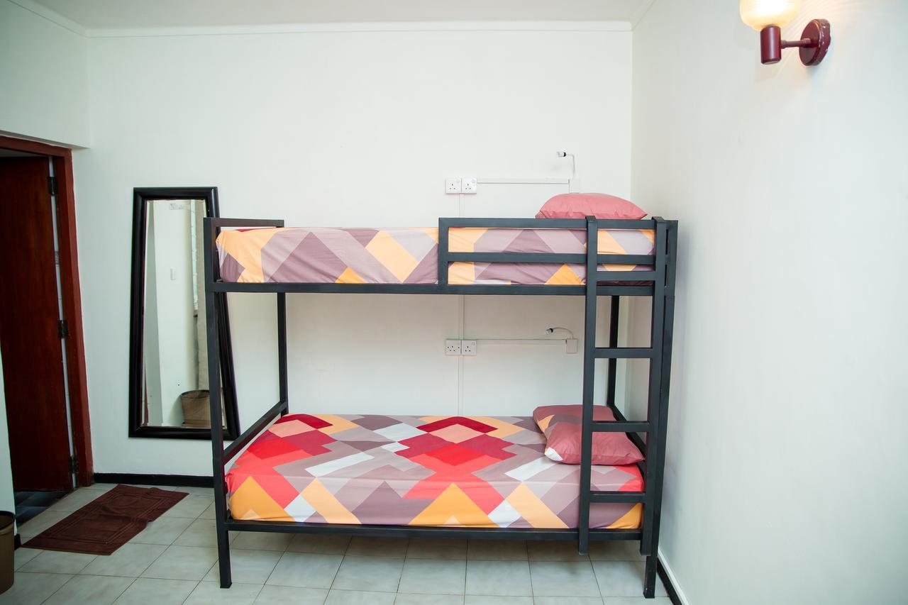 Tuk Tuk Hostels Коломбо Екстериор снимка